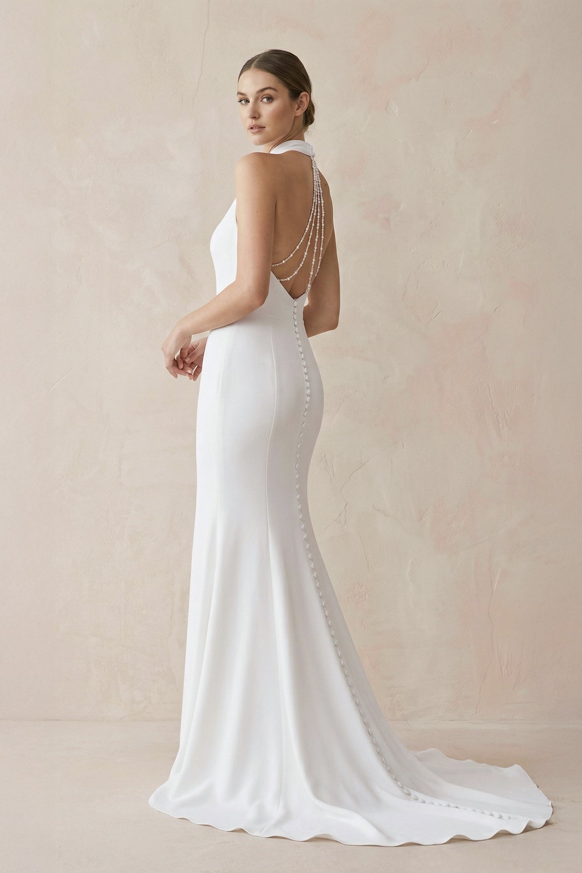 Robe de mariée blanche satinée coupe sirène à col licou ornée de perles - Harana