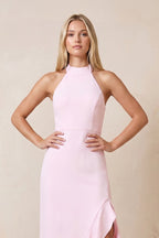 Robe rose longue coupe fourreau à col licou ornée de volants avec fente - Harana