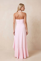 Robe rose longue coupe fourreau à col licou ornée de volants avec fente - Harana