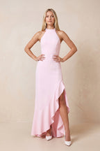 Robe rose longue coupe fourreau à col licou ornée de volants avec fente - Harana