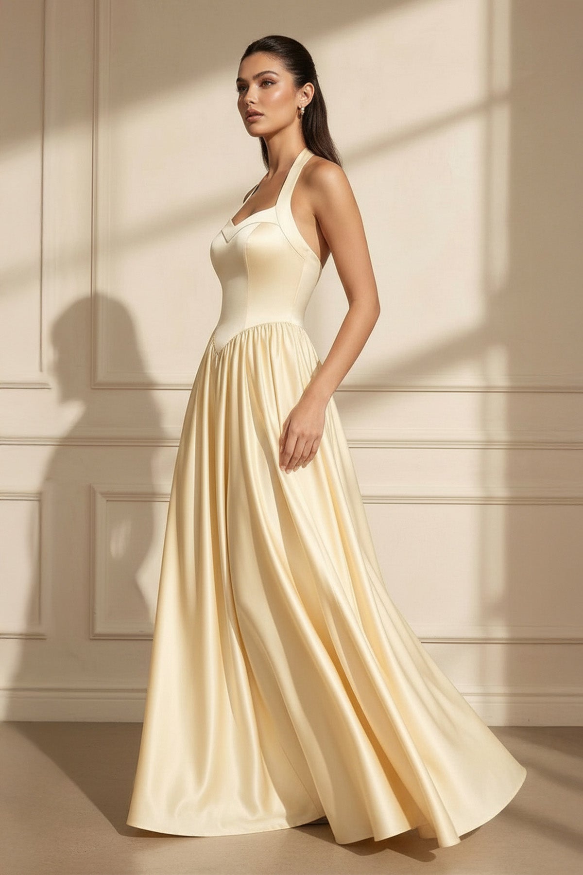 Robe longue jaune satinée coupe trapèze dos nu - Harana