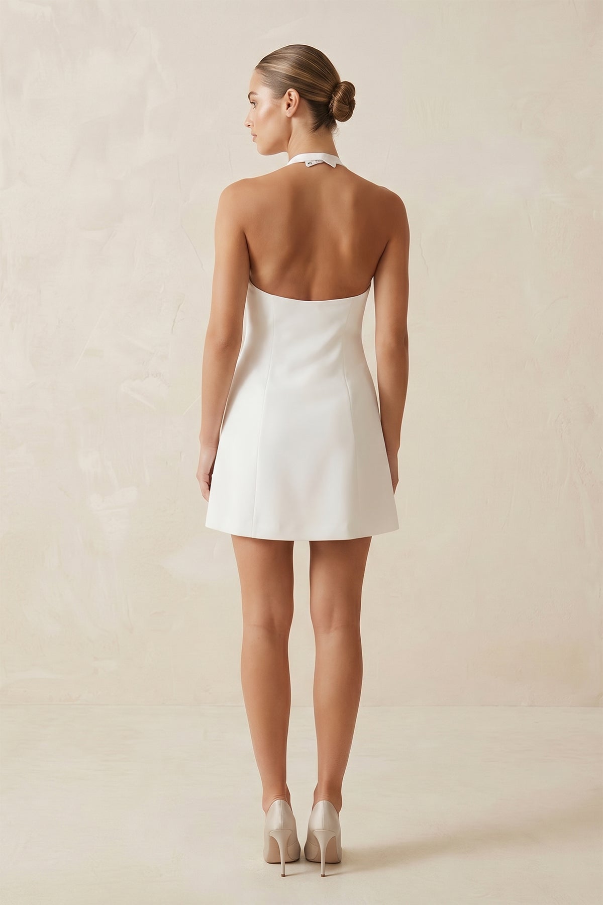 Robe de mariée courte blanc satinée à col halter sans manches - Harana