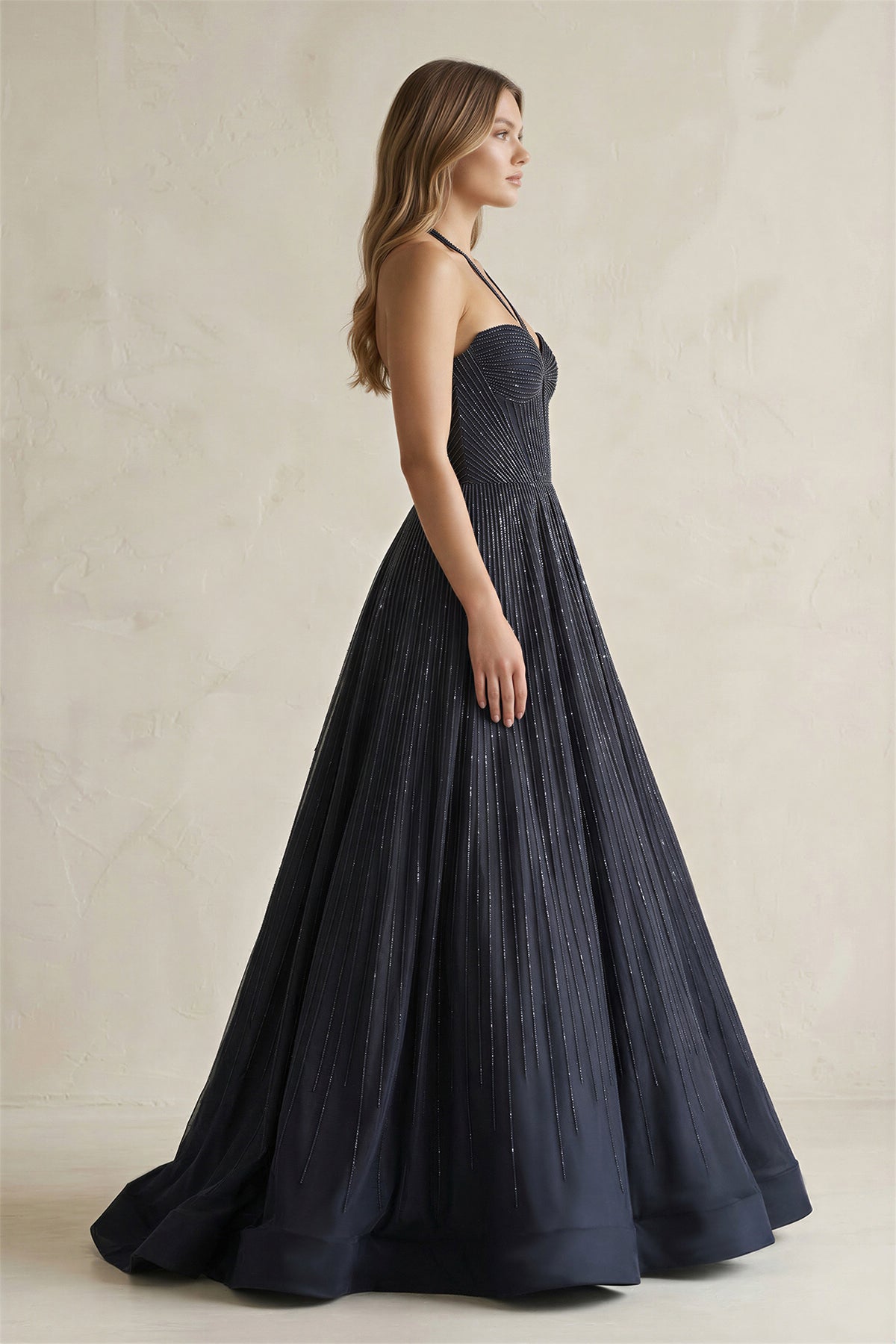 Robe de mariée noire trapèze en satin dos nu sans manches - Harana