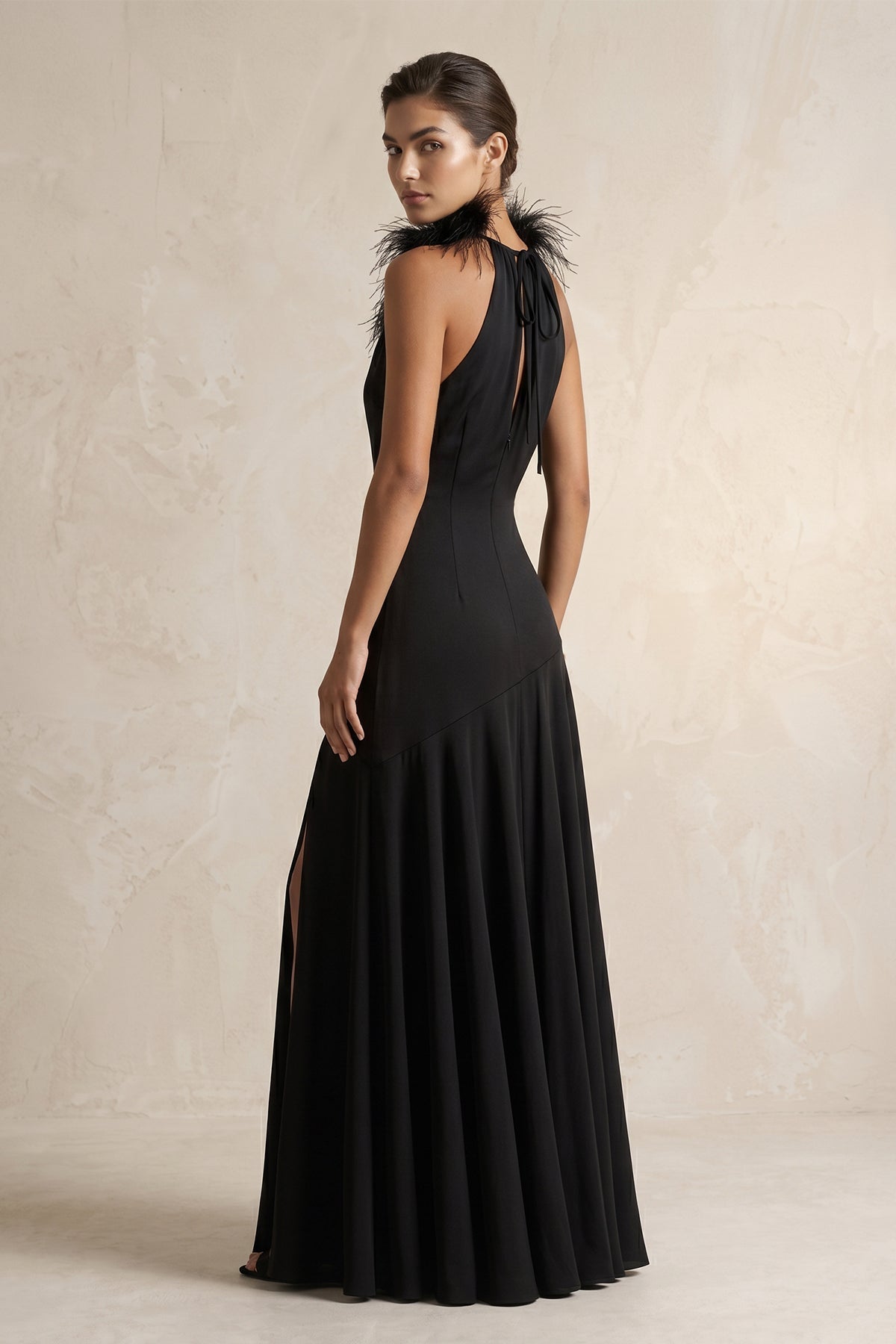 Robe de mariée noire satinée coupe fourreau à col licou avec fente - Harana