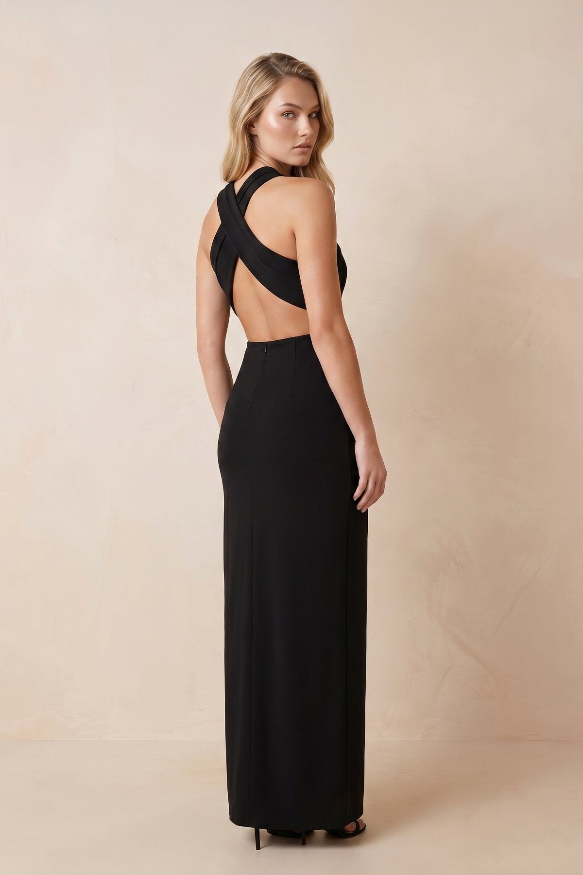 Robe noire longue satinée coupe fourreau à col licou - Harana