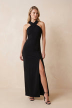Robe noire longue satinée coupe fourreau à col licou - Harana