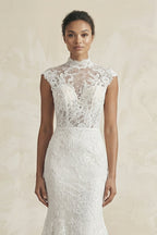 Robe de mariée blanche en dentelle coupe sirène à col montant et manches courtes - Harana