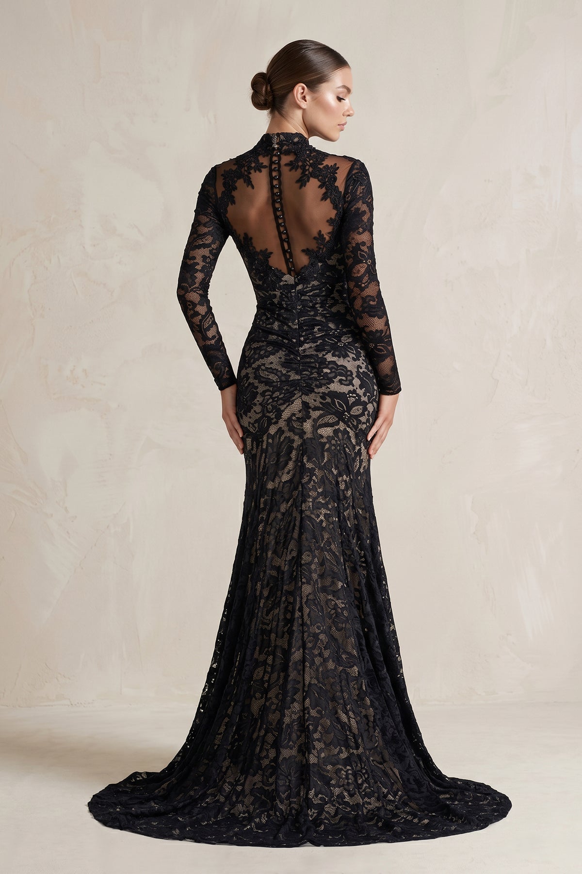 Robe de mariée noire en dentelle coupe sirène à col montant - Harana