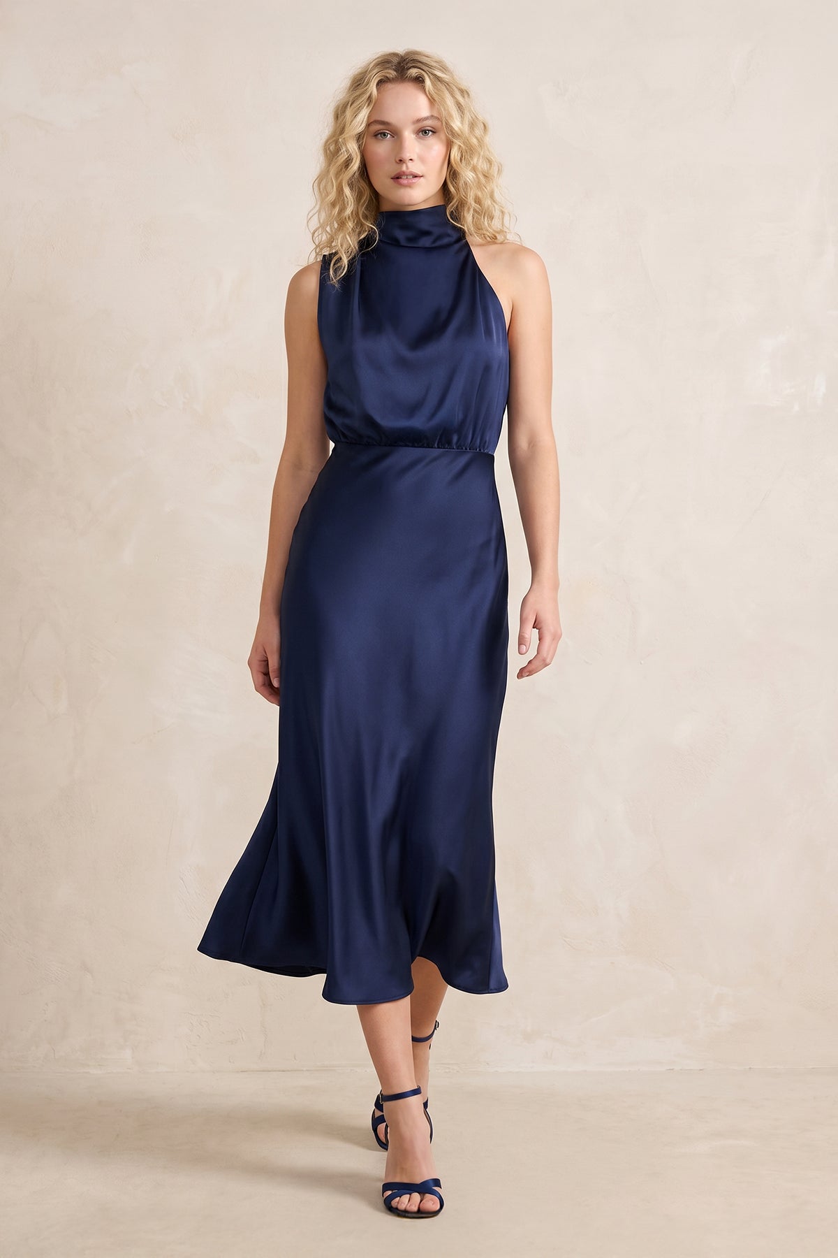 Robe bleu marine foncé midi satinée coupe sirène à col montant - Harana