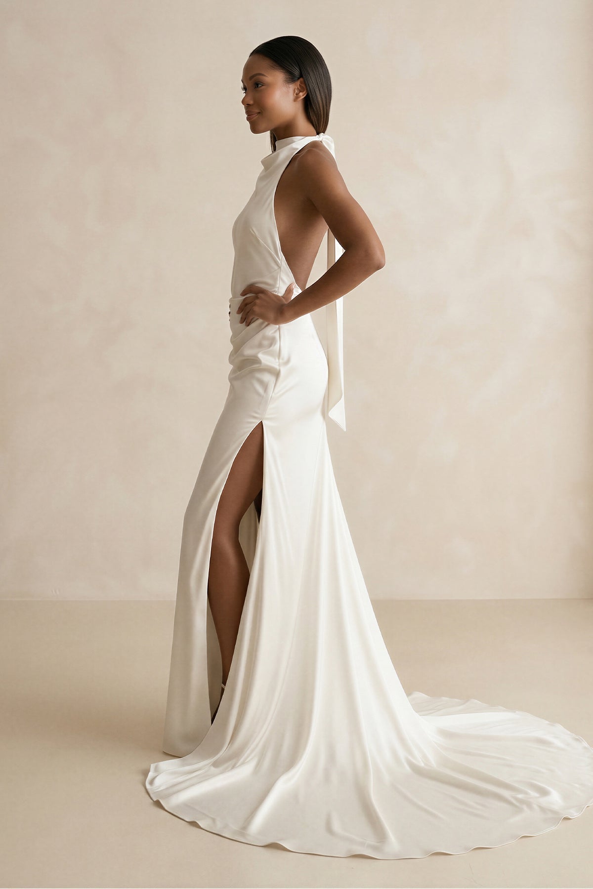 Robe de mariée ivoire satinée coupe sirène à col montant avec fente - Harana