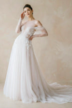 Robe de mariée blanche et nude trapèze en tulle manches longues à - Harana