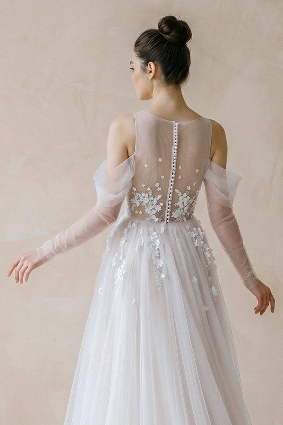Robe de mariée blanche et nude trapèze en tulle manches longues à - Harana
