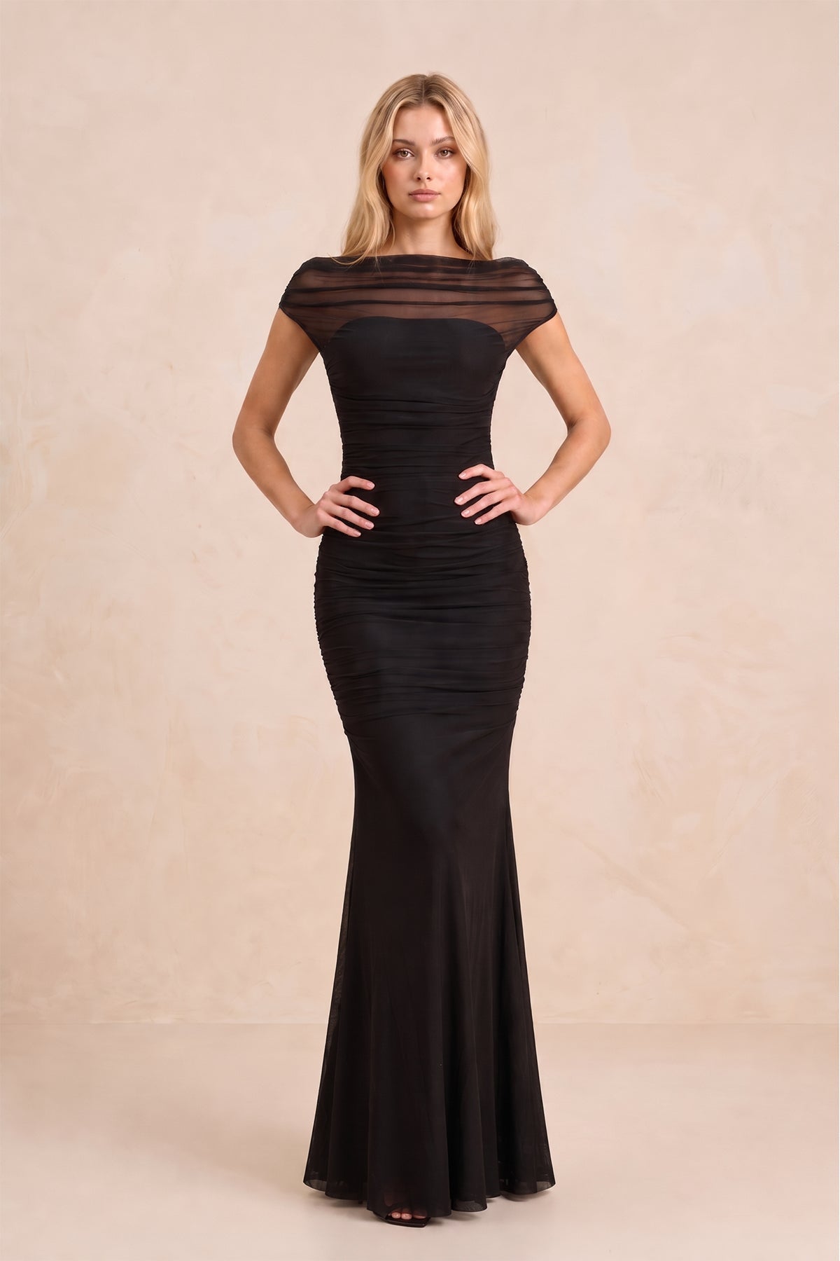Robe noire longue en résille coupe sirène à manches courtes - Harana