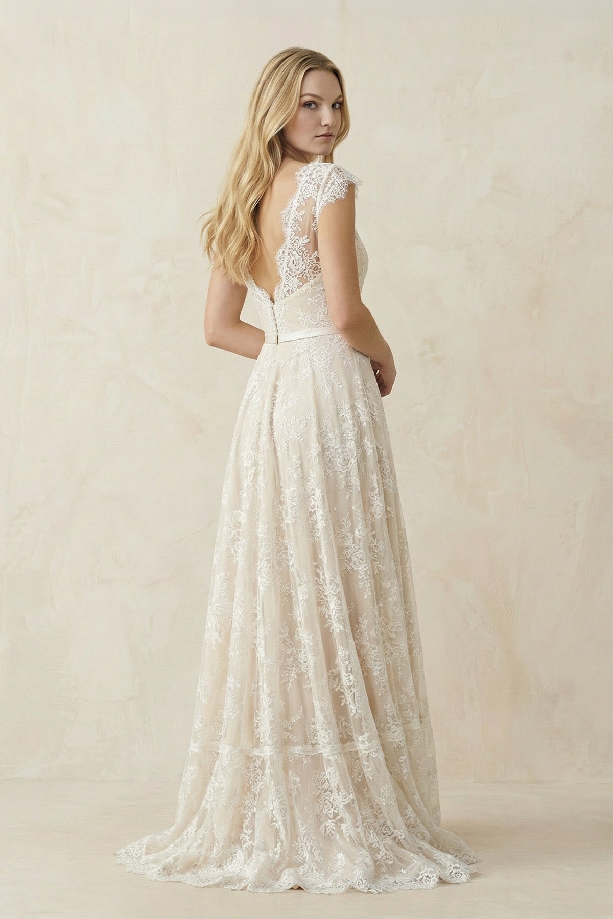 Robe de mariée ivoire trapèze en dentelle effet illusion - Harana