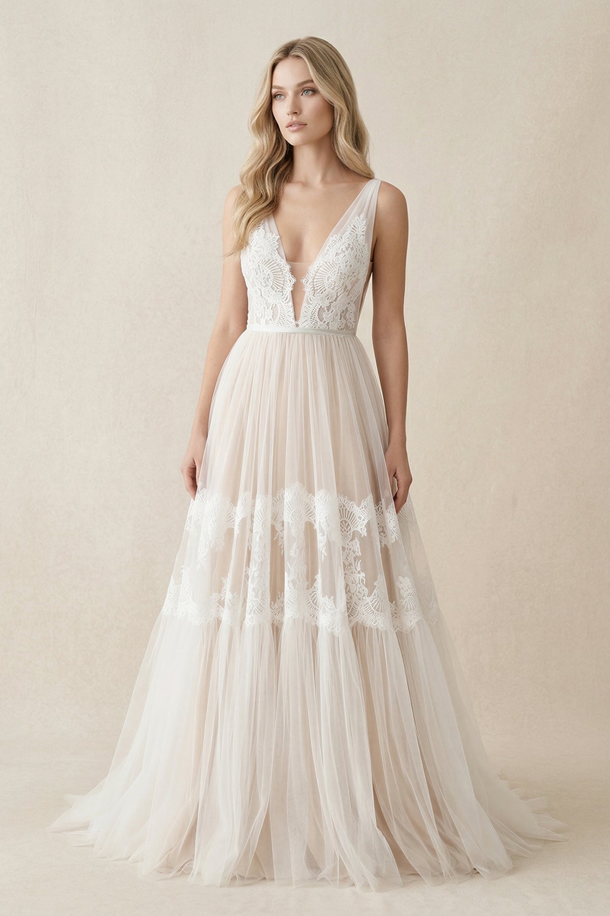 Robe de mariée ivoire trapèze en dentelle à col V sans manches - Harana