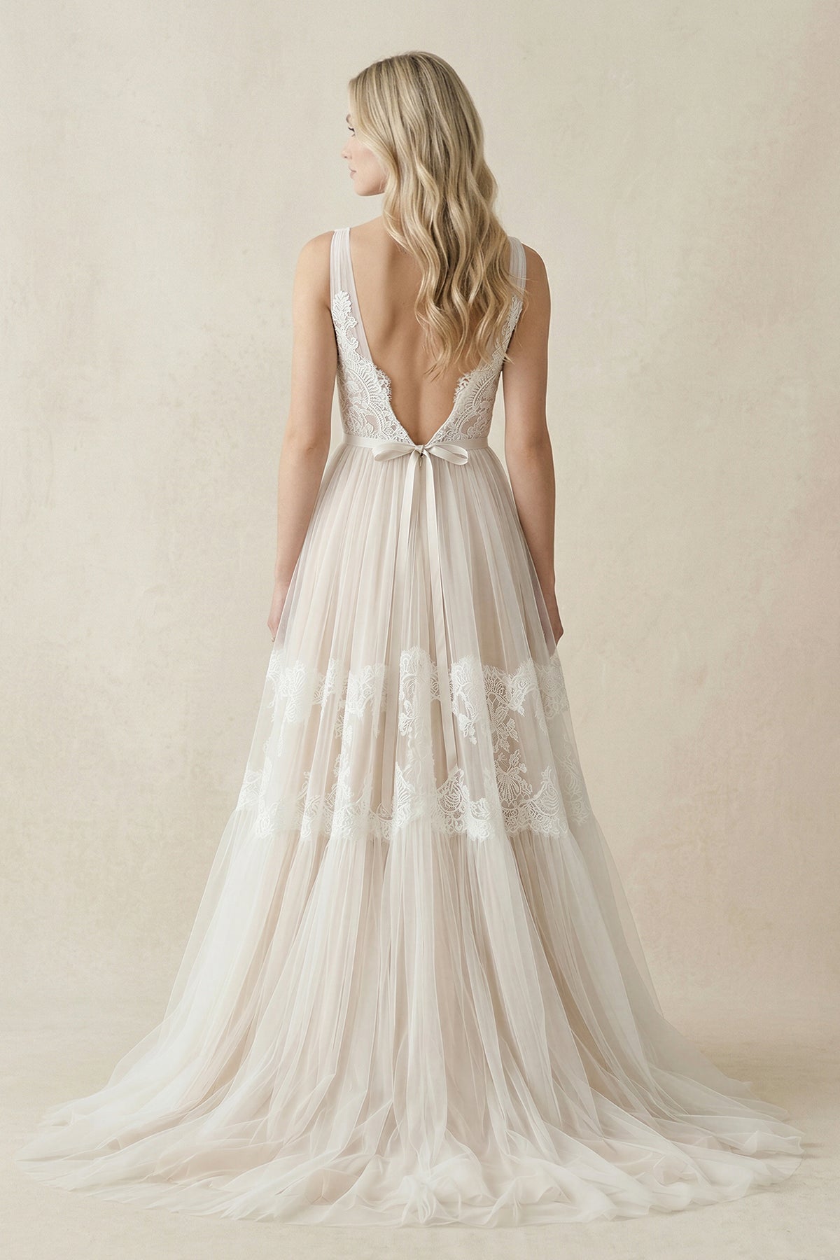 Robe de mariée ivoire trapèze en dentelle à col V sans manches - Harana