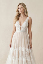 Robe de mariée ivoire trapèze en dentelle à col V sans manches - Harana