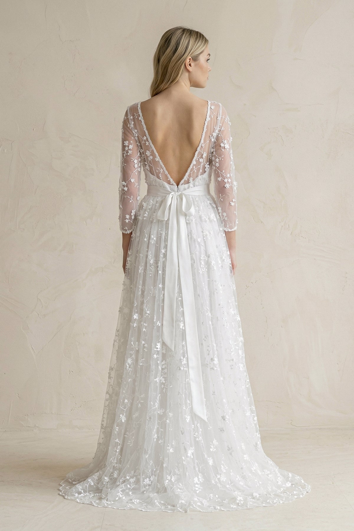 Robe de mariée blanche trapèze en dentelle manches longues effet illusion - Harana