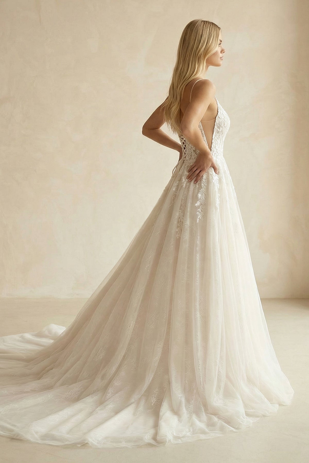 Robe de mariée ivoire longue à fines bretelles col V sans manches - Harana