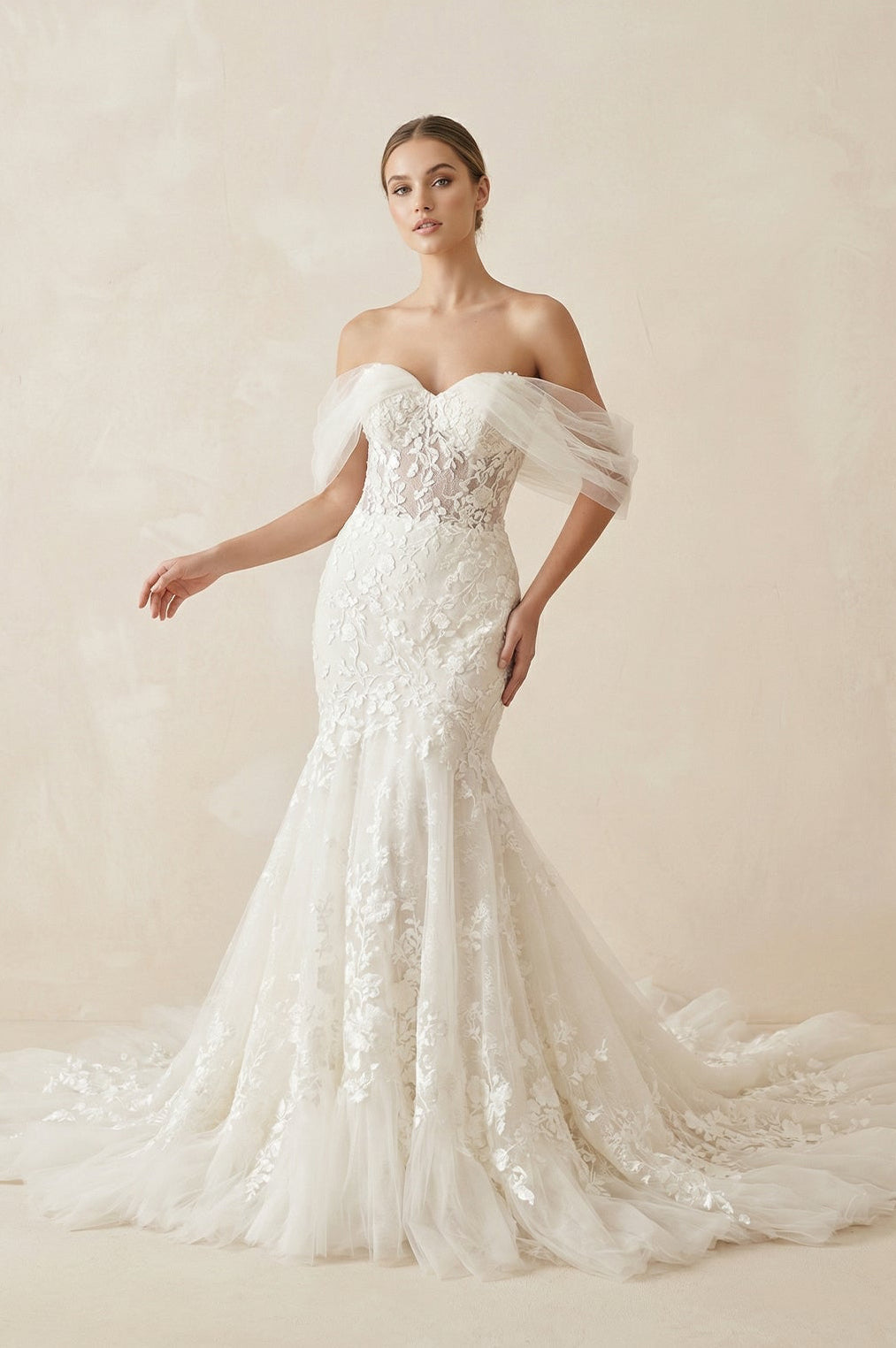 Robe de mariée ivoire en dentelle coupe sirène à épaules dénudées - Harana