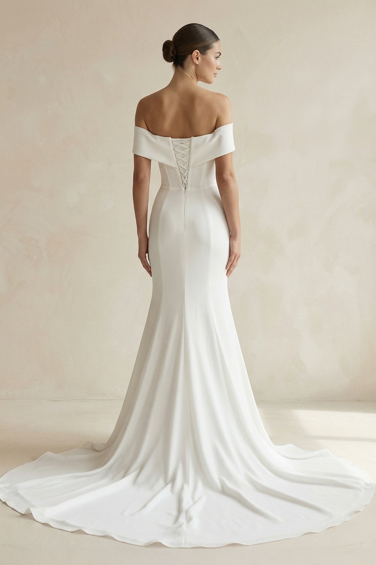Robe de mariée ivoire satinée coupe sirène à épaules dénudées - Harana