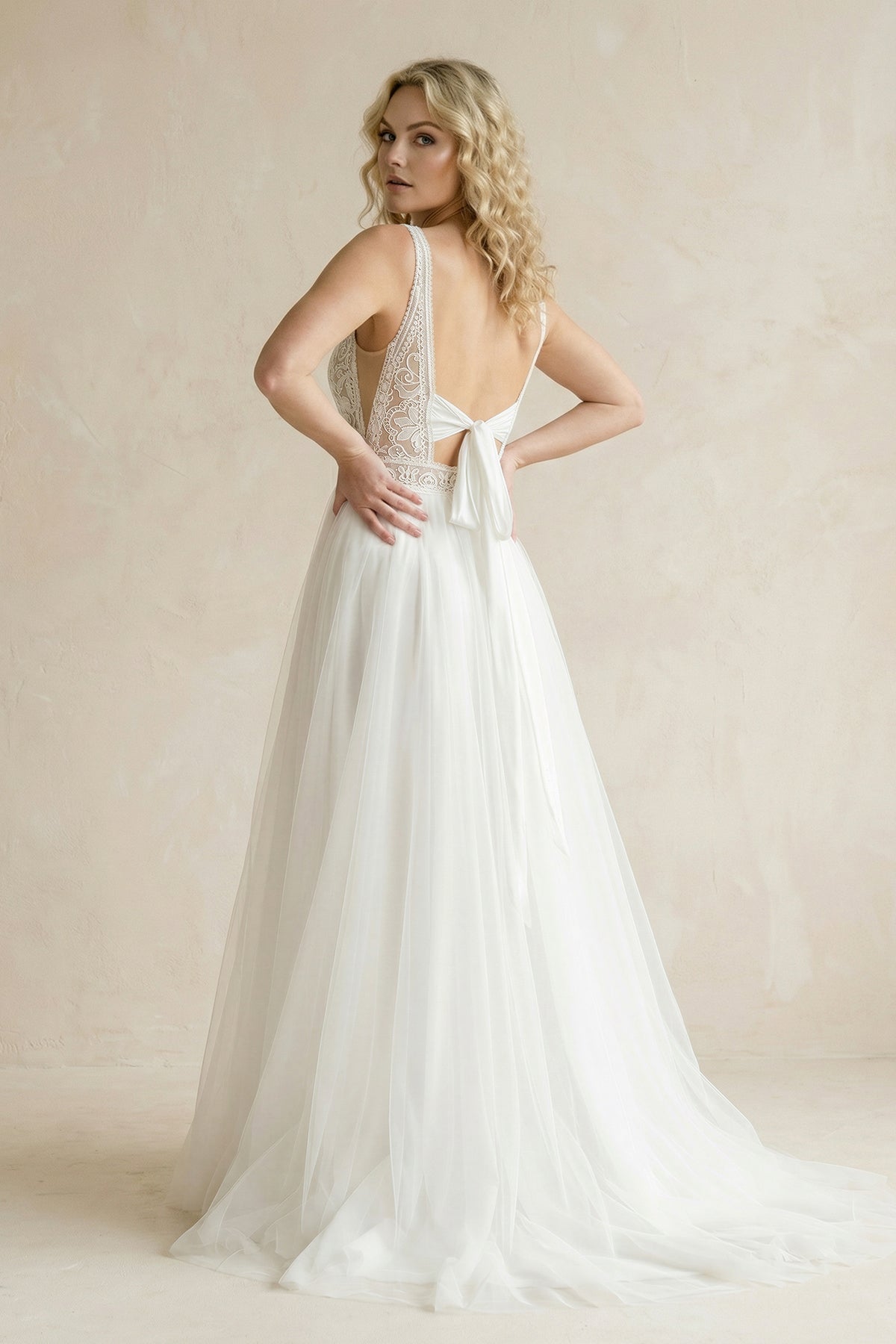 Robe de mariée ivoire trapèze tulle col V sans manches - Harana