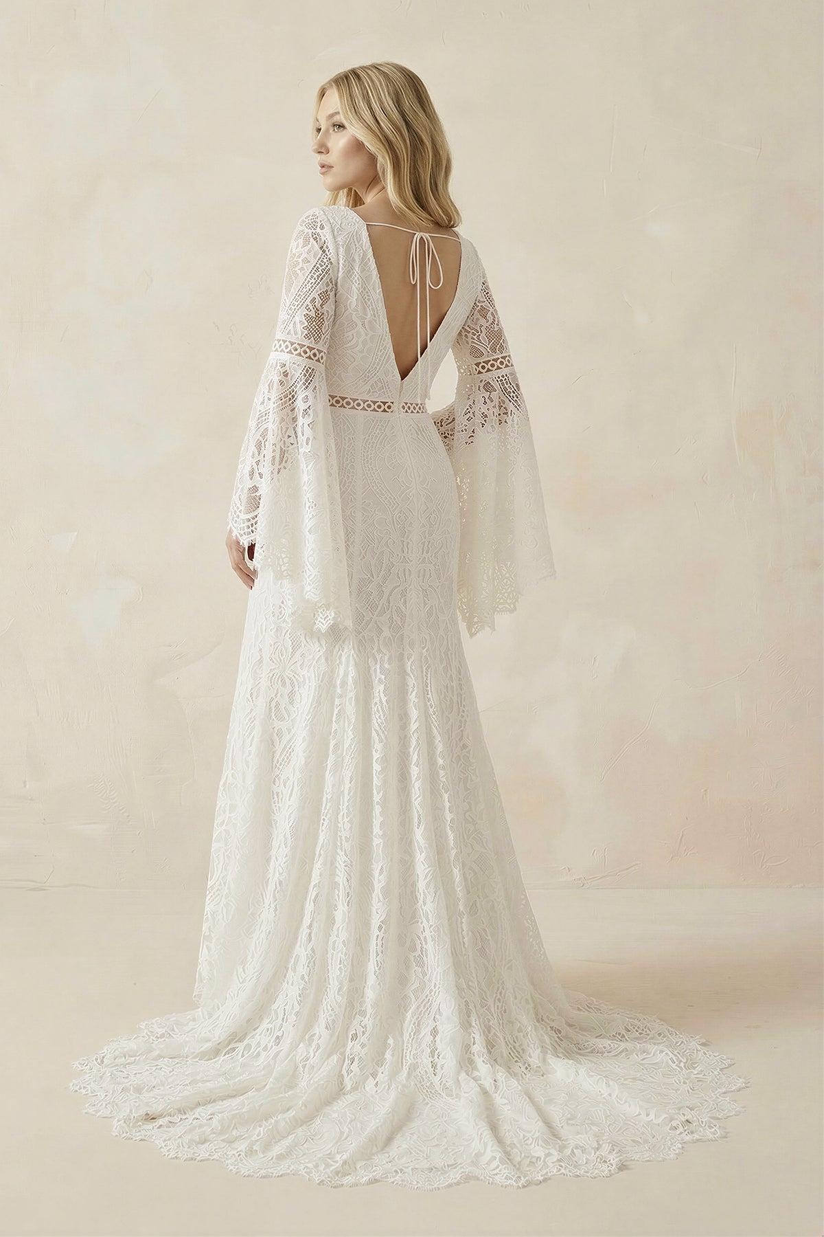 Robe de mariée ivoire trapèze en dentelle à col V manches longues - Harana