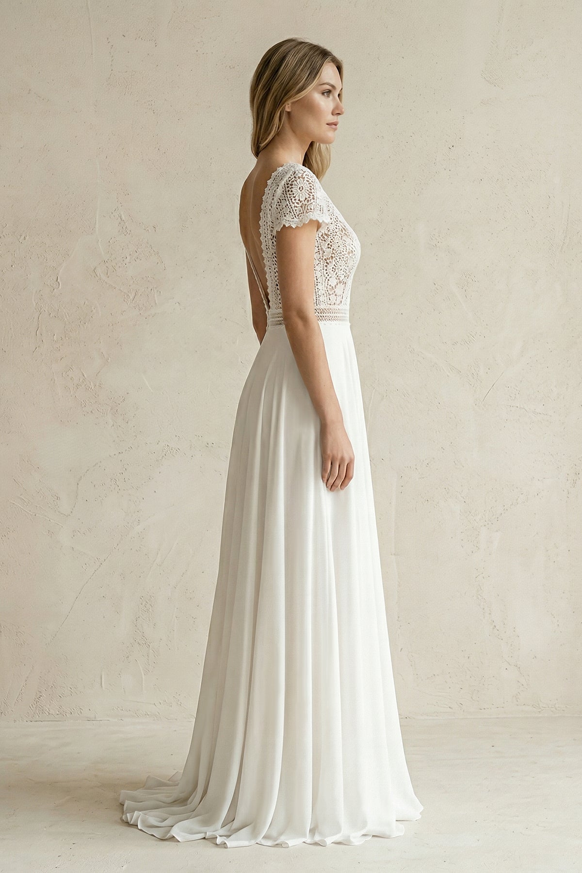 Robe de mariée blanche trapèze en mousseline à col V à appliqués - Harana