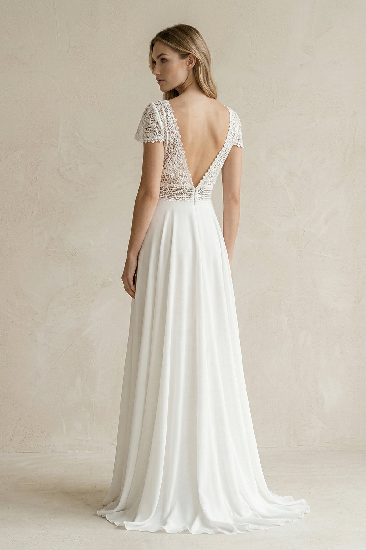 Robe de mariée blanche trapèze en mousseline à col V à appliqués - Harana