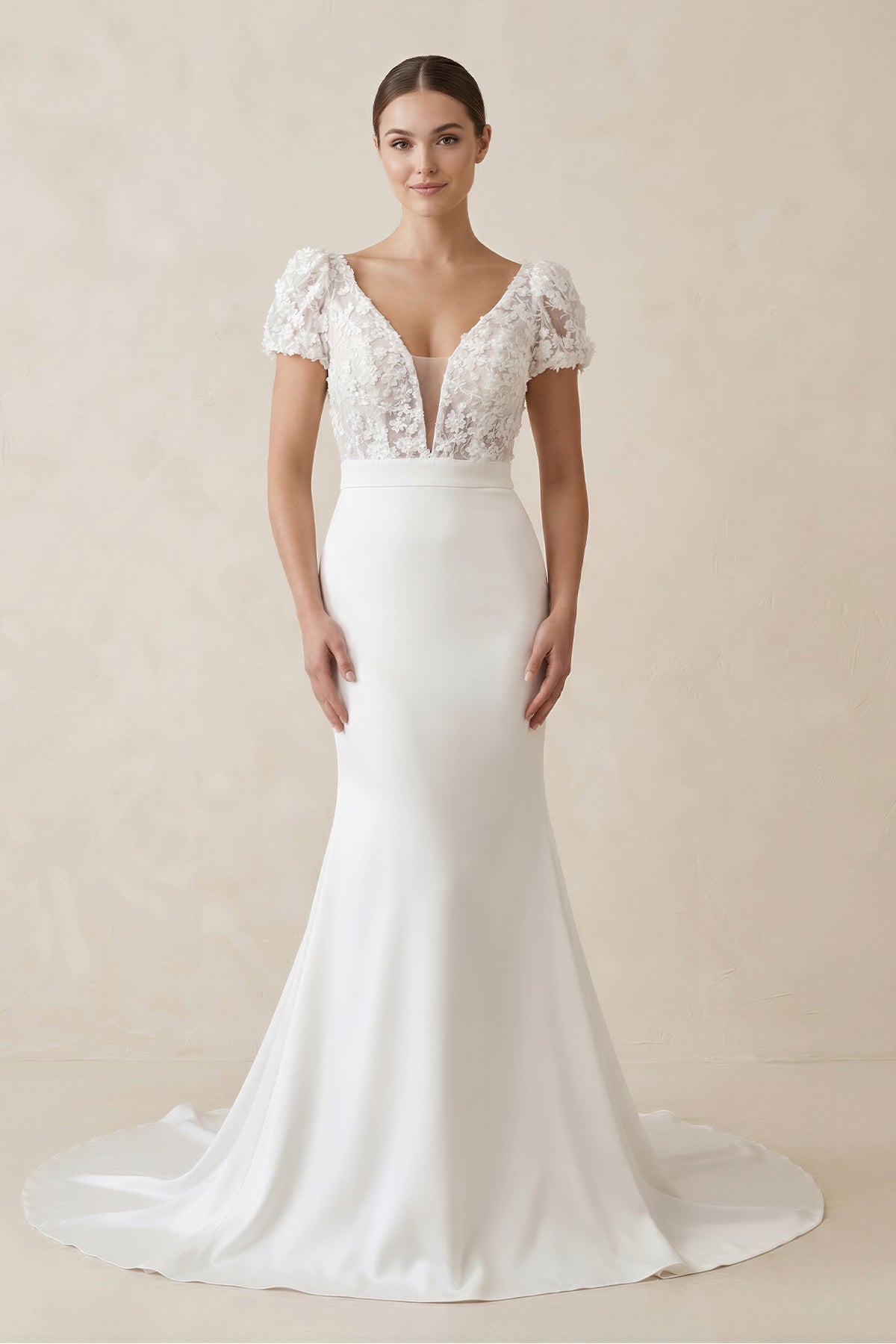 Robe de mariée blanche en satin et dentelle coupe sirène à col V et manches courtes - Harana