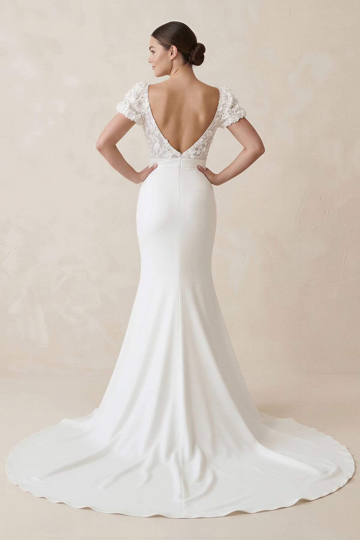 Robe de mariée blanche en satin et dentelle coupe sirène à col V et manches courtes - Harana