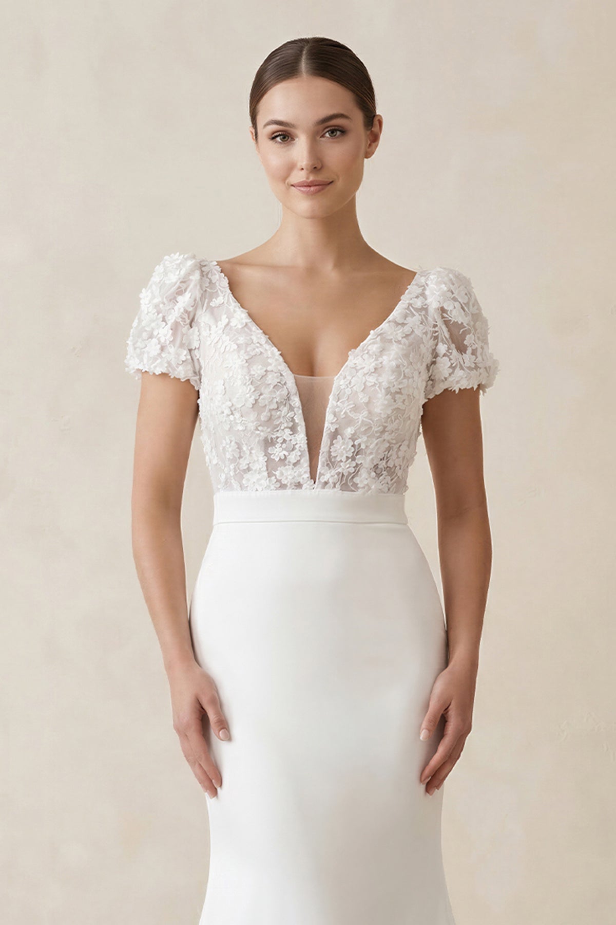 Robe de mariée blanche en satin et dentelle coupe sirène à col V et manches courtes - Harana