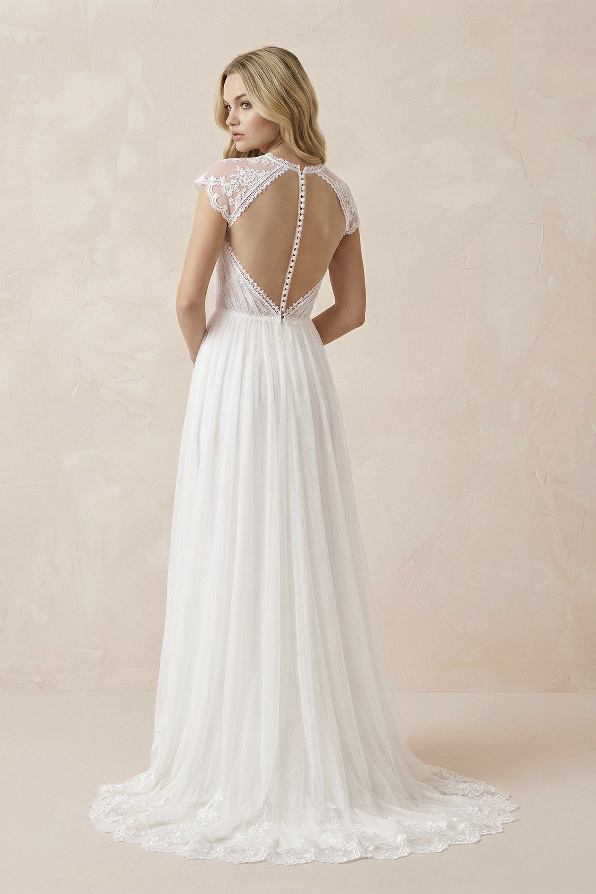 Robe de mariée blanche en tulle et dentelle coupe trapèze à col V et manches courtes - Harana