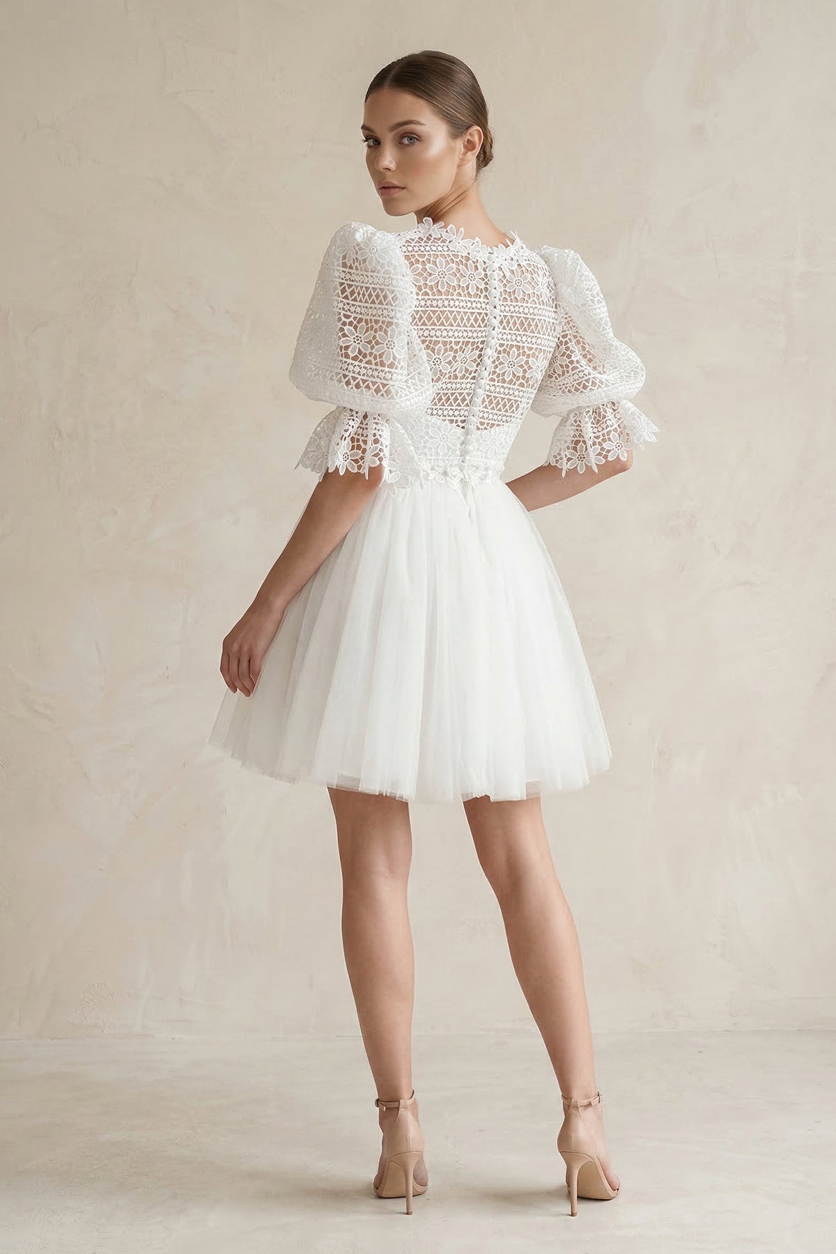 Robe de mariée blanche trapèze en dentelle manches courtes effet illusion - Harana