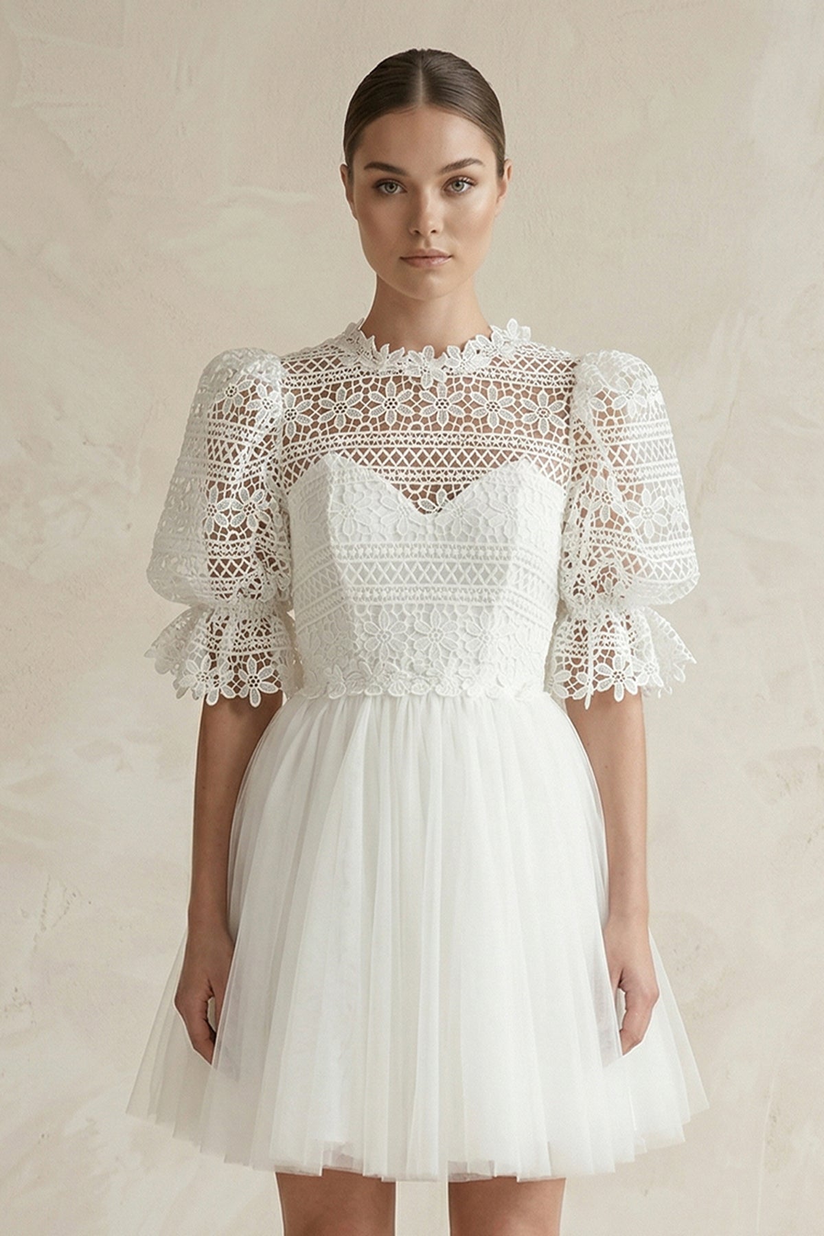 Robe de mariée blanche trapèze en dentelle manches courtes effet illusion - Harana