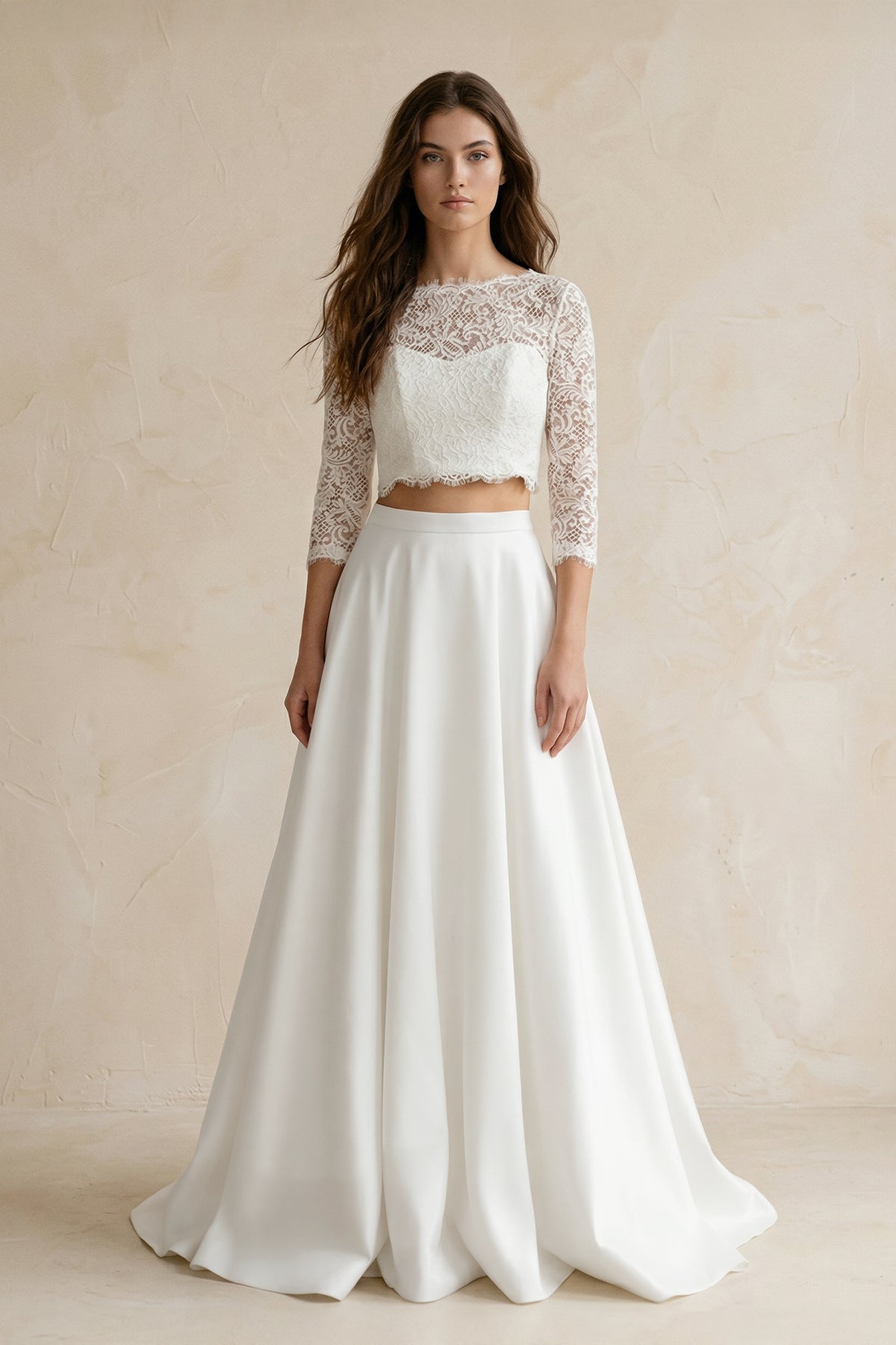 Robe de mariée blanche trapèze en satin manches longues effet illusion - Harana