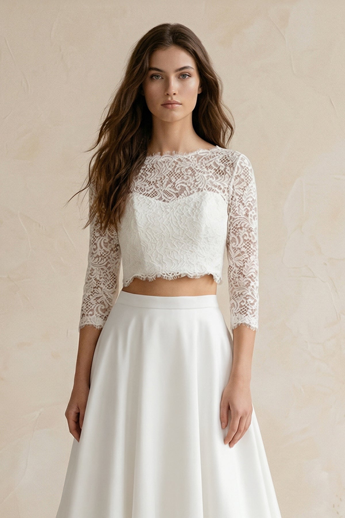 Robe de mariée blanche trapèze en satin manches longues effet illusion - Harana