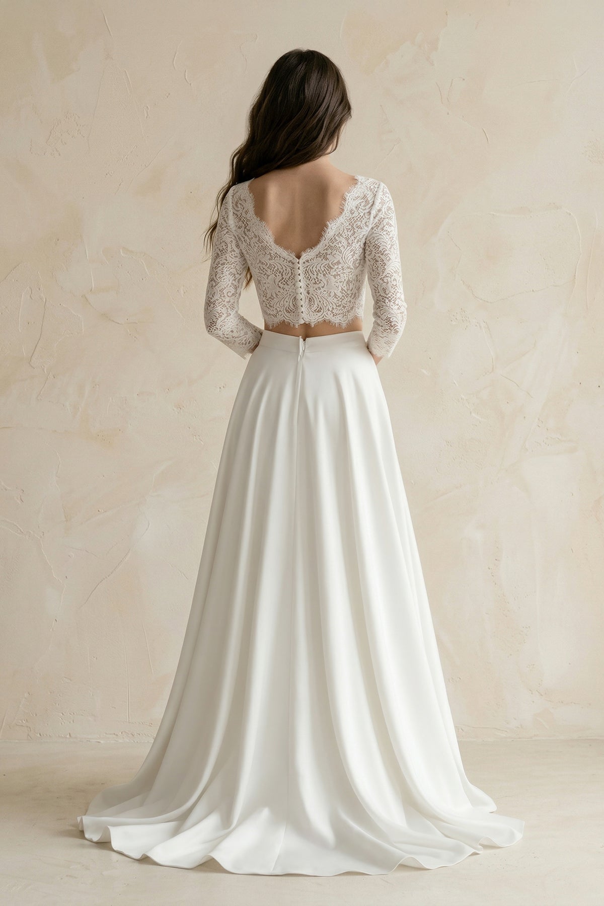 Robe de mariée blanche trapèze en satin manches longues effet illusion - Harana