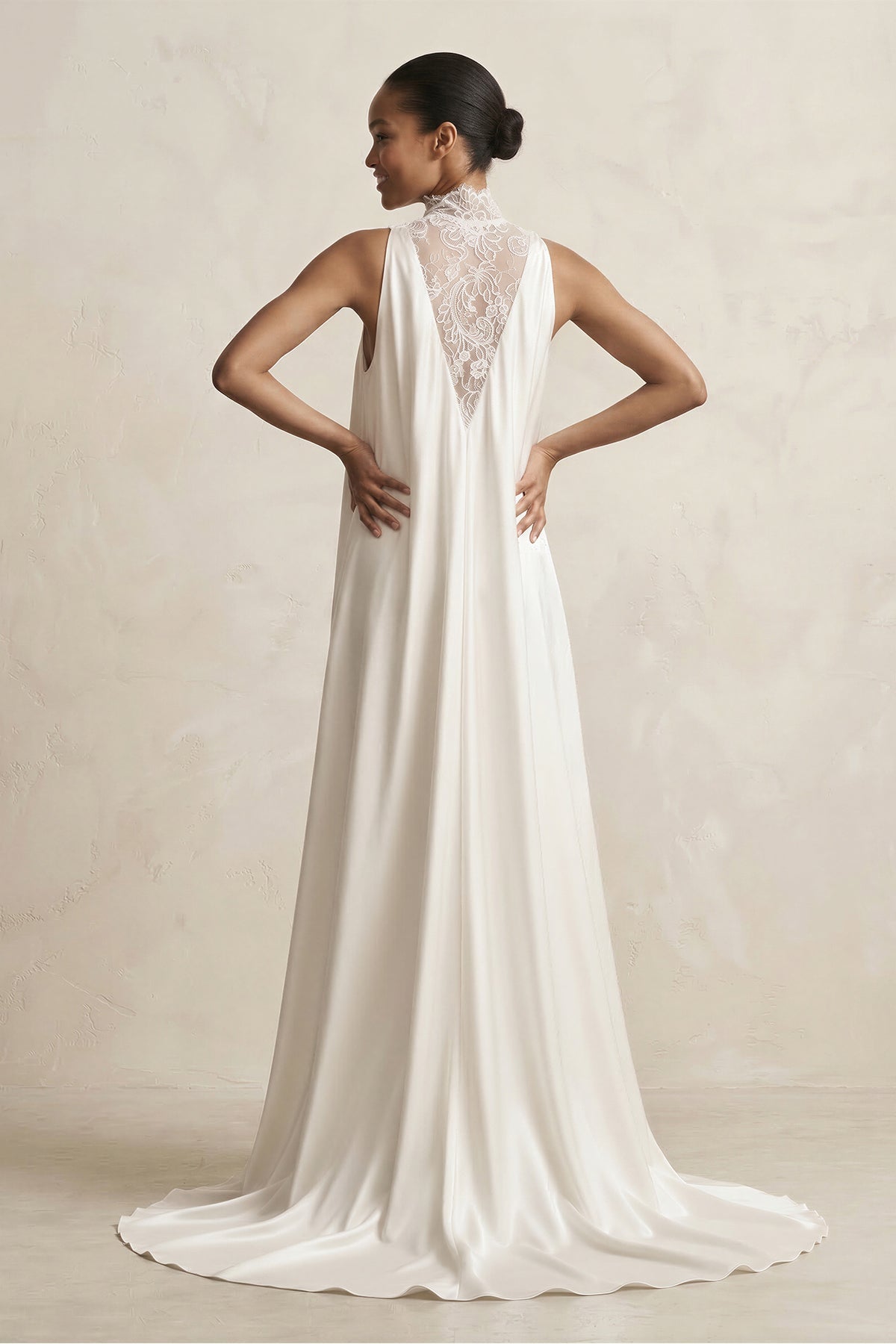 Robe de mariée ivoire trapèze en satin sans manches effet illusion - Harana