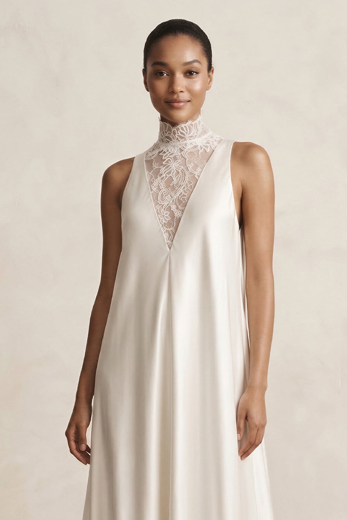 Robe de mariée ivoire trapèze en satin sans manches effet illusion - Harana