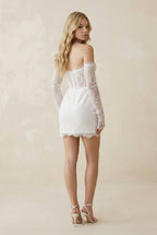 Robe de mariée blanche courte en dentelle coupe fourreau à décolleté cœur et manches longues - Harana