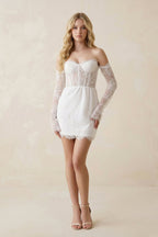 Robe de mariée blanche courte en dentelle coupe fourreau à décolleté cœur et manches longues - Harana