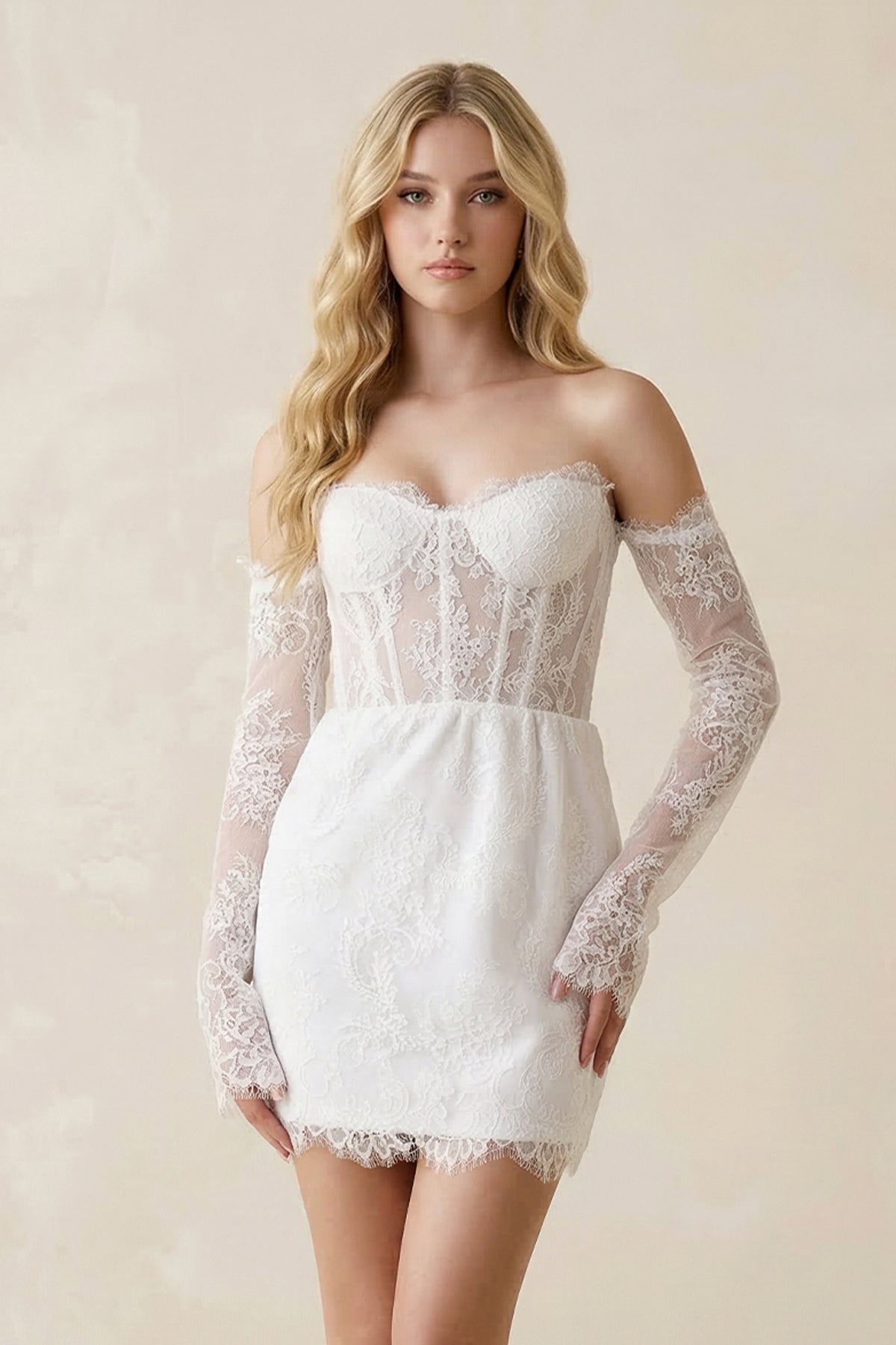 Robe de mariée blanche courte en dentelle coupe fourreau à décolleté cœur et manches longues - Harana
