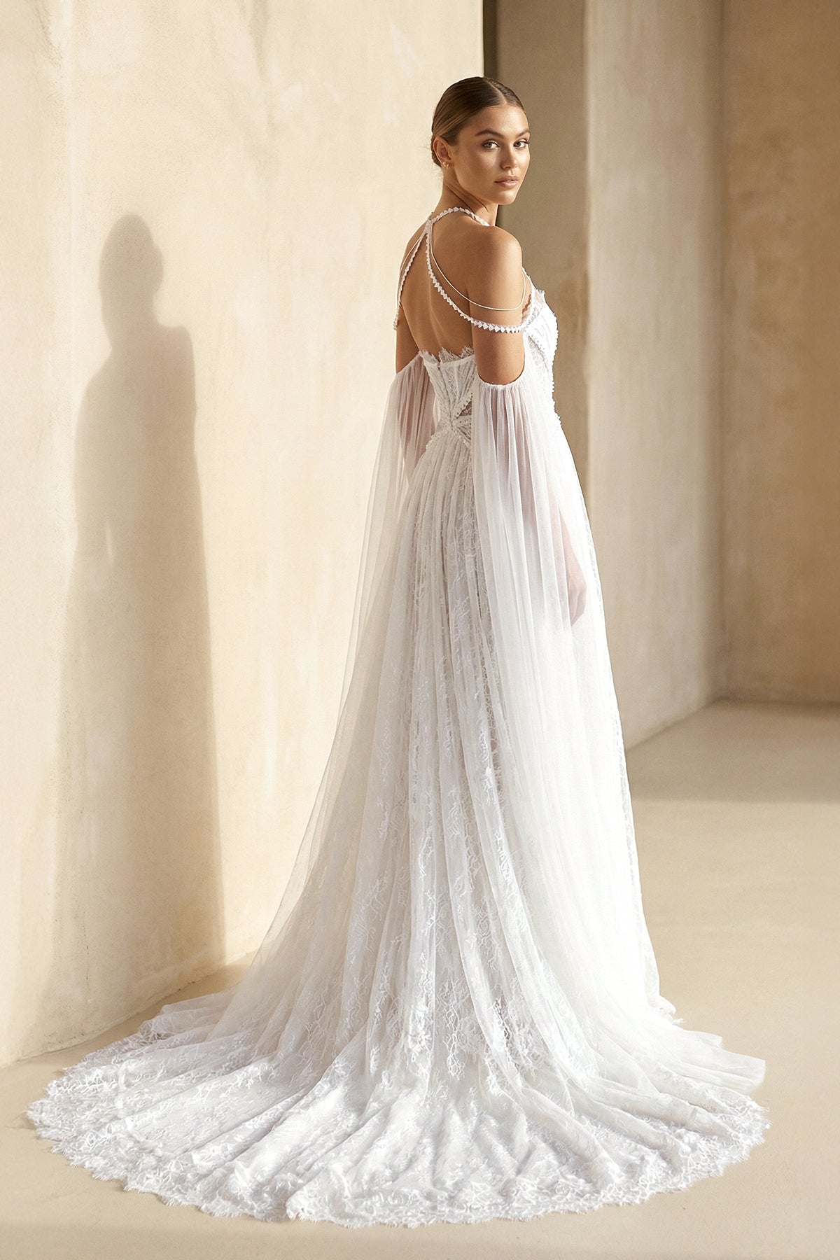Robe de mariée ivoire trapèze en dentelle à épaules dénudées manches longues - Harana