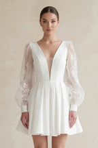 Robe de mariée blanche en satin et dentelle coupe trapèze à col V et manches longues - Harana