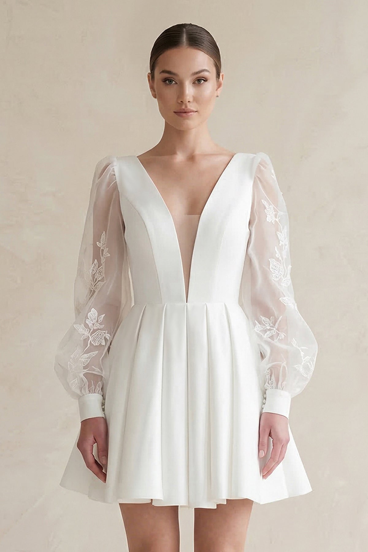 Robe de mariée blanche en satin et dentelle coupe trapèze à col V et manches longues - Harana