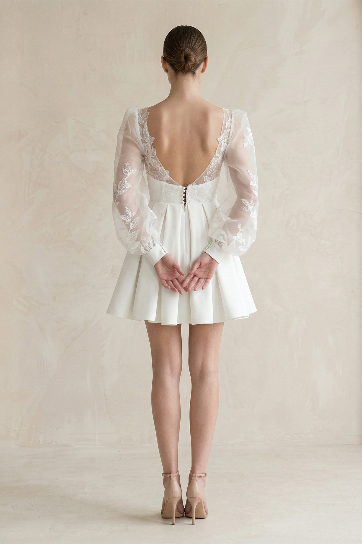 Robe de mariée blanche en satin et dentelle coupe trapèze à col V et manches longues - Harana