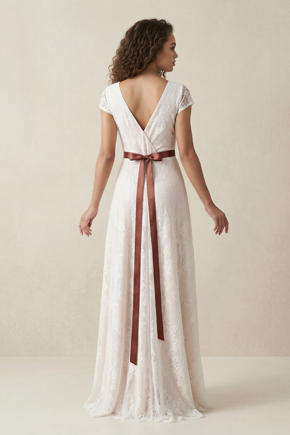 Robe de mariée ivoire trapèze en dentelle à col V manches courtes - Harana