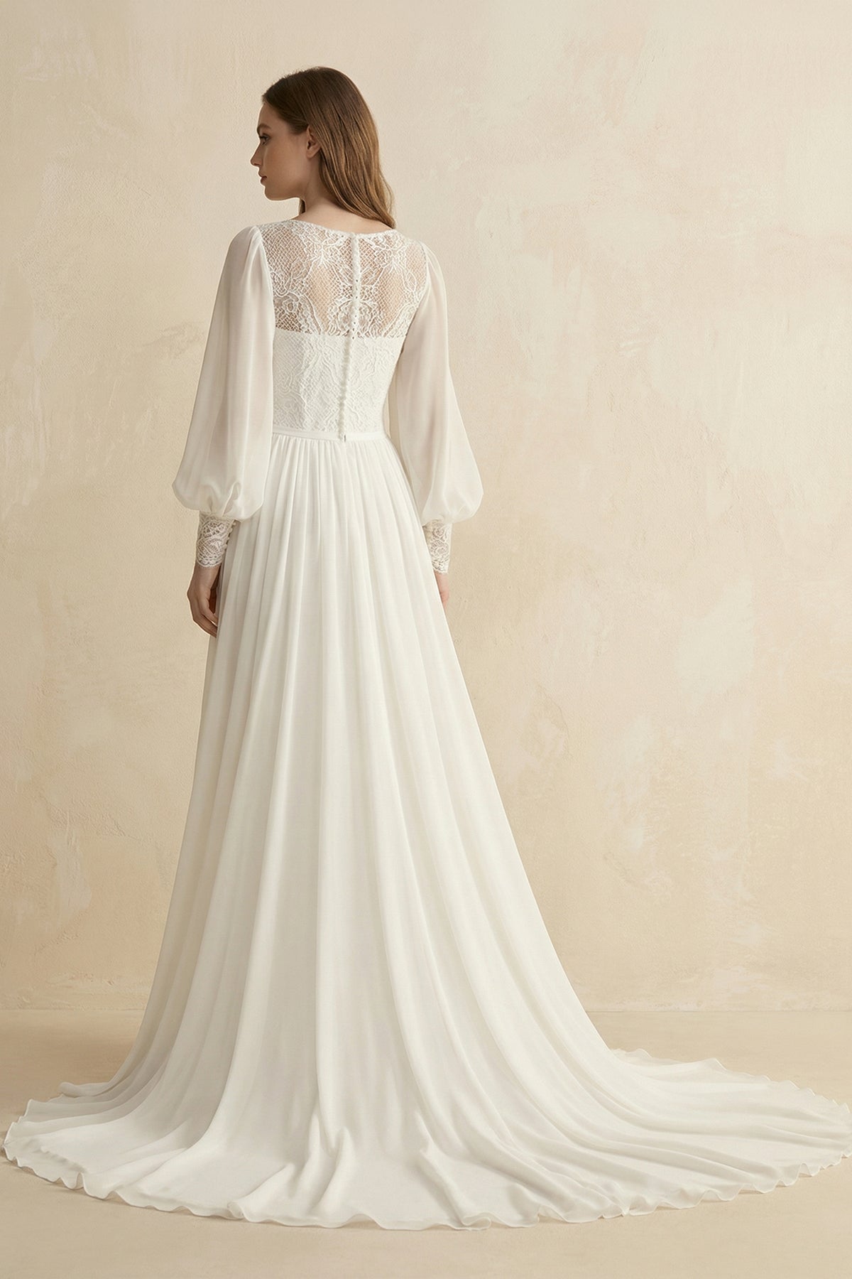 Robe de mariée ivoire trapèze en mousseline manches longues à appliqués - Harana