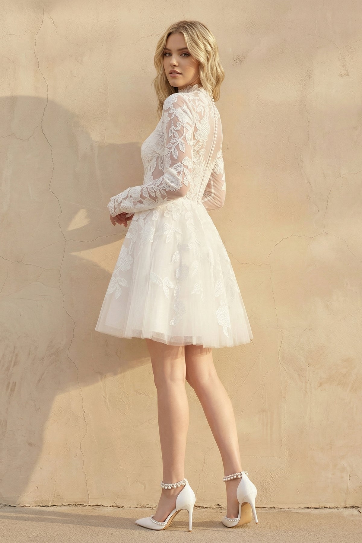 Robe de mariée ivoire trapèze en dentelle manches longues à appliqués - Harana